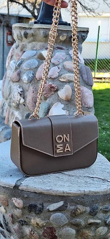 zenske kupace tange: Mona elegantna ženska torbica preko ramena sa zlatnim lancem eko koza — 7