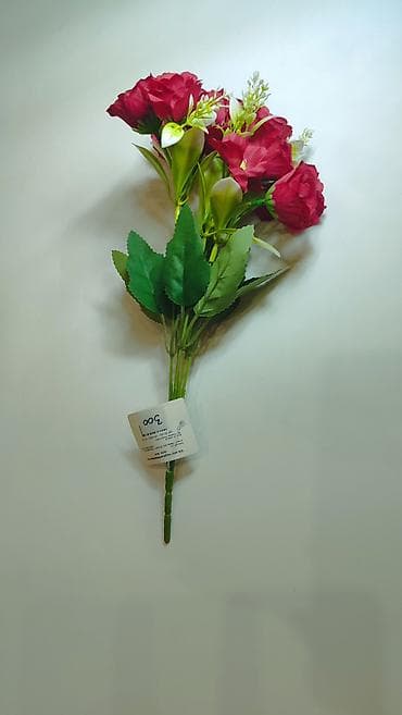 Limun: Buket veštačkog cveća – crvene ruže sa zelenilom i belim detaljima - — 1