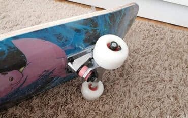 ski odelo devojcice: Skejtbord drveni 
Dimenzije 78cm - 20cm
Plasticni tockovi
3500 din — 1