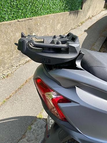 za kljuceve drzaci: Givi montažna ploča i top case za skuter - Top case: crna Givi kutija — 1