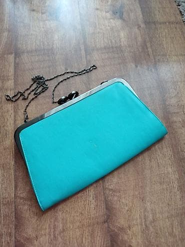 Ženska torbica/klač u tirkiznoj boji sa metalnim okvirom. - Model