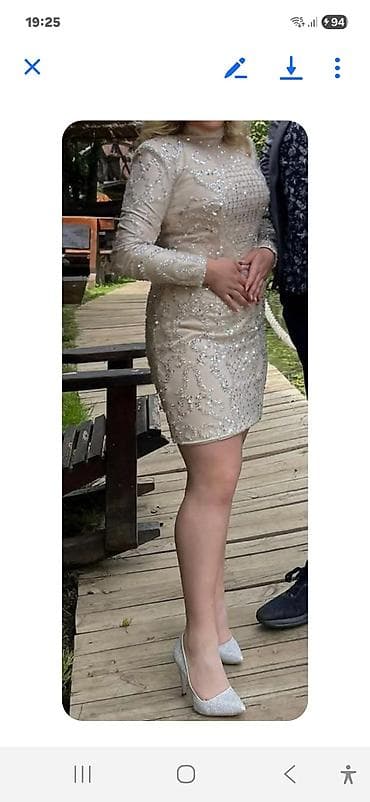 Elegantna kratka haljina sa dugim rukavima i visokim okovratnikom. -