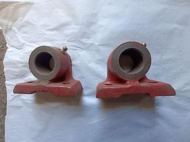 Dva mala kućišta sa slike,rupa za osovinu fi 26 mm, stopice 36 mm x 80