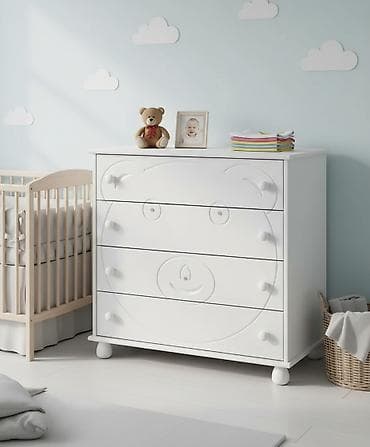 paket igracaka: Bela komoda za dečiju sobu sa 4 fioke i dekorativnim reljefom mede — 1