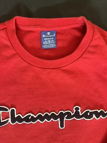 red bull duks: Champion dukserica – crvena, klasični kroj, okrugli izrez. - Model — 3