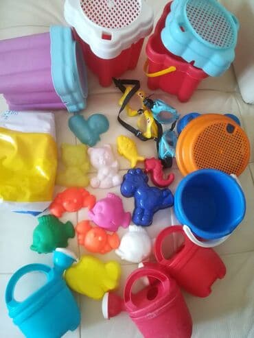 zara helanke sa prorezom: Igračke plastične, 20 kom sve za 1000 din. 12 figurica, 3 kantice, 4 — 1