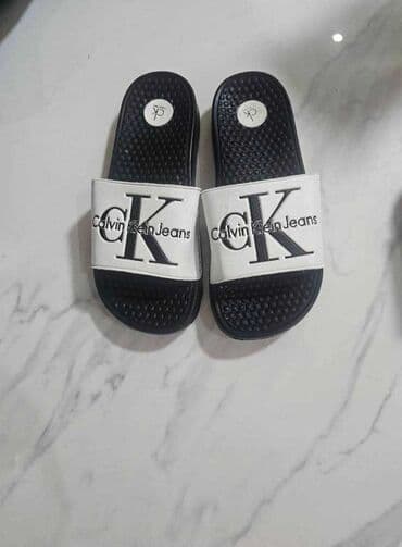 letnji kompleti za punije osobe: Beach slippers, Calvin Klein — 18