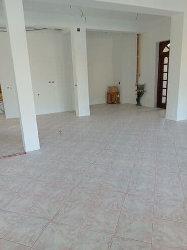 kuca u sivcu: Izdaje se poslovni prostor u Bačkoj Topoli, površine 206m2. Lokal se — 3