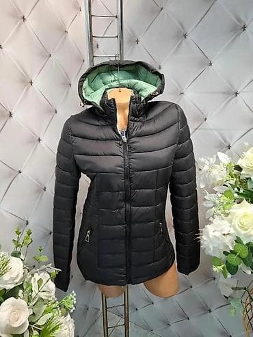 Lične stvari: Ženska lagana jakna sa kapuljačom - Model: kratka, strukirana puffer — 1