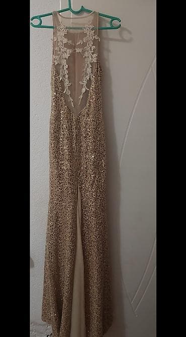 nis satovi: Duga svečana haljina u zlatnoj boji sa šljokicama. - Kroj: uska — 2