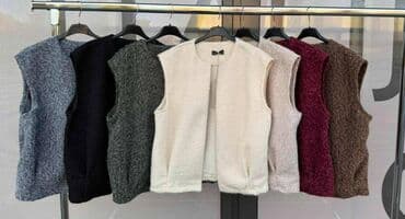 crna kosulja sive pantalone: Ženski prsluk bez kopčanja – meka “bouclé”/fluffy tekstura - Model — 3