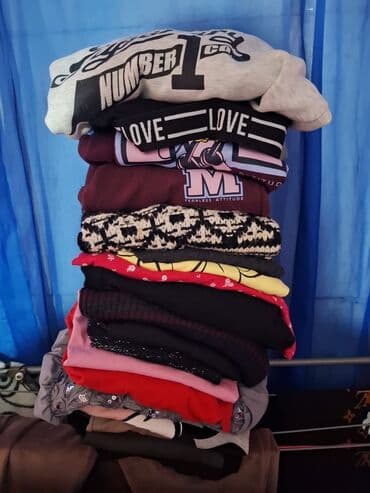 Paket ženske odeće – raznovrsni komadi - Veća gomila majica, dukseva — 1