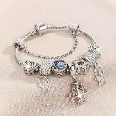 ormi koferi: Srebrnasti narukvica sa privescima – motiv putovanja i zvezda - — 2