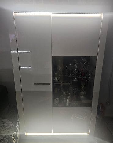 komoda za presvlacenje bebe: Bela vitrina sa staklenim segmentima i LED osvetljenjem - Moderan — 2