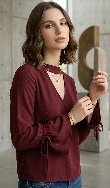 hm suknje: Elegantna bordo bluza sa teksturom tačkica i modernim detaljima: - — 1