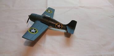 fizika sa zbirkom zadataka i prirucnikom za laboratorijske vezbe za 1 razred: Avion Amercom Grumman F4F Hellcat 1945 na neoriginalnom — 3