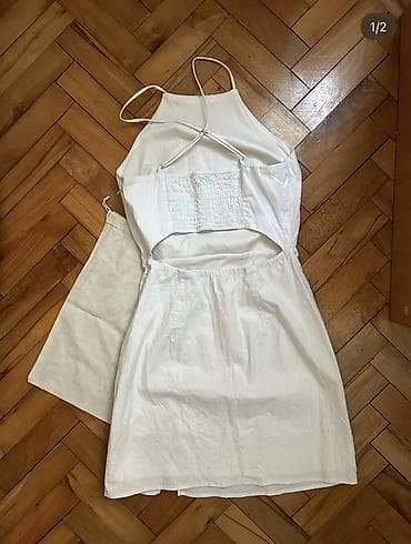 Dukserice: Bela letnja haljina bez rukava sa tankim ukrštenim bretelama. Model sa — 1