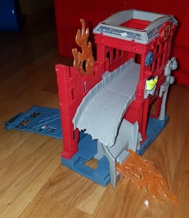 deciji prsluci za devojcice: Mattel matchbox hounted castle adventure set. zamak - dvorac .Da — 2