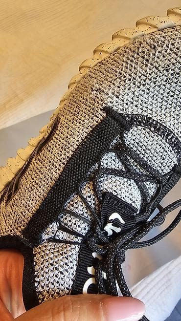 kickers obuca u beogradu: Adidas patike za dečaka kupljene u Americi. Jedina mana što je pukla — 5