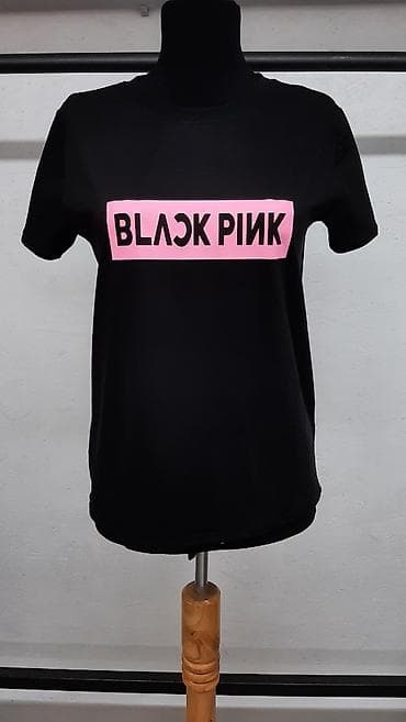 Majica sa stampom BLACK PINK moze da bude u crnoj ili beloj boji na lalafo.rs Majica sa stampom BLACK PINK moze da bude u crnoj ili beloj boji