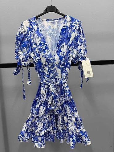 Muška odeća: 💙Kratka letnja haljina s plavim cvetnim printom
2600 din — 2