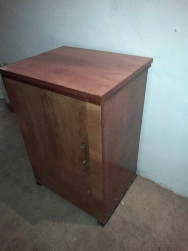lampe za nokte: Bagat sivaca masina kabinet ispravna, na struju i nozni pogon, na — 3