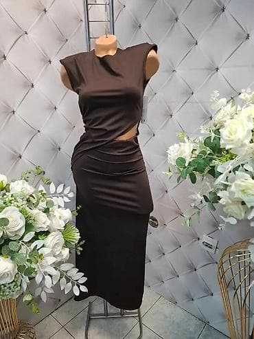 elegantni kombinezon: Elegantna ženska midi haljina bez rukava sa naglašenim ramenima i — 1