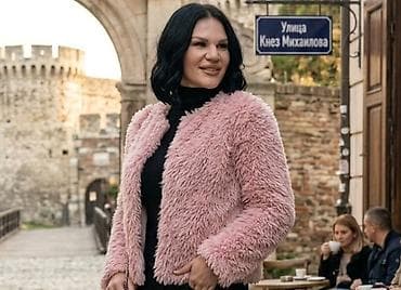 Ženska jakna od veštačkog krzna – puder roze - Model: kratka, ravnog