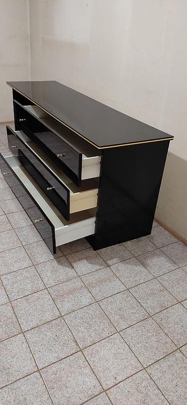 polovne ugaone garniture beograd: Set crnog visokog sjaja sa zlatnim detaljima – toaletni sto/komoda — 5