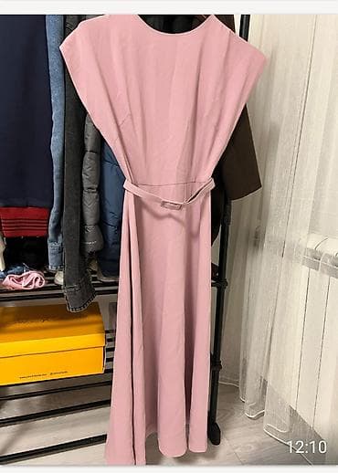 Elegantna duga haljina u puder‑roze boji - Kroj: minimalističan — 2