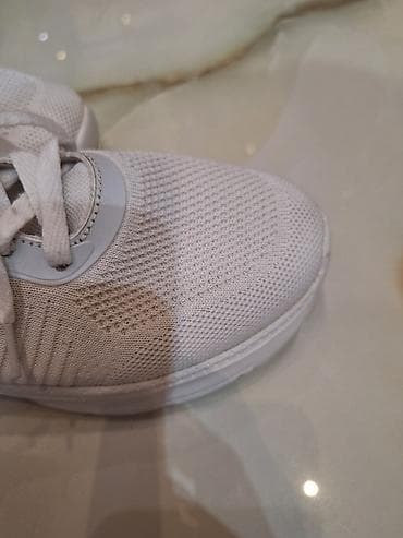 patike do 4000 dinara: Sportske patike – bele, mrežasti gornji deo za dobru ventilaciju. - — 3