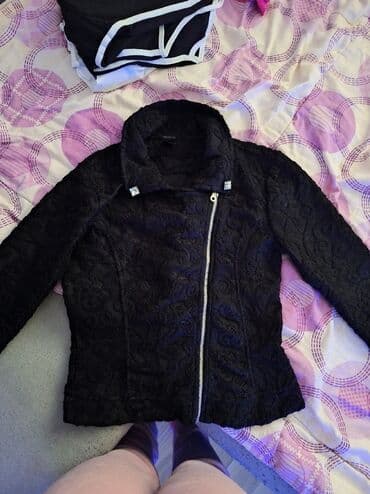 Bombers: Ženska crna jakna sa asimetričnim rajsferšlusom. Model u stilu — 2