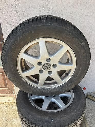 Auto delovi, gume i tjuning: Skinute sa VW Golf 5 Alufelne 5x112 195 65 R15 ET55 centralna rupa — 1