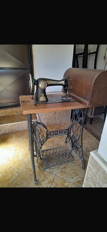 punjaci za laptop: Antikna Singer šivaća mašina sa stolom i nožnim pogonom (nudite cene — 5