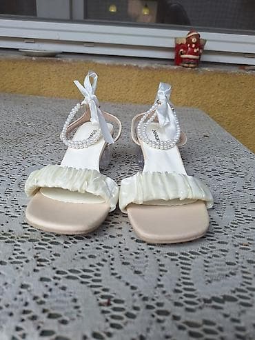 štikle sa crvenim đonom: Sandale sa biserima – broj 39 - Gazište: 25 cm - Visina štikle: 5 cm — 4