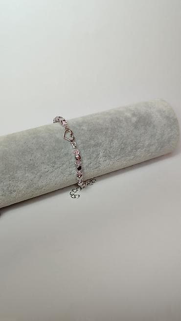 Delikatna narukvica sa ružičastim perlama i motivom srca - Dizajn