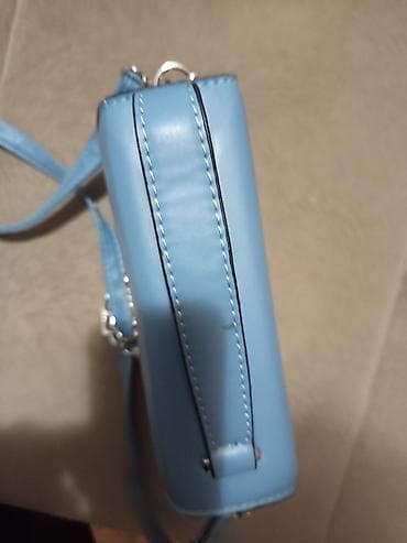 prsten za mrsavljenje: Guess ženska torbica preko ramena – svetloplava - Materijal: veštačka — 4