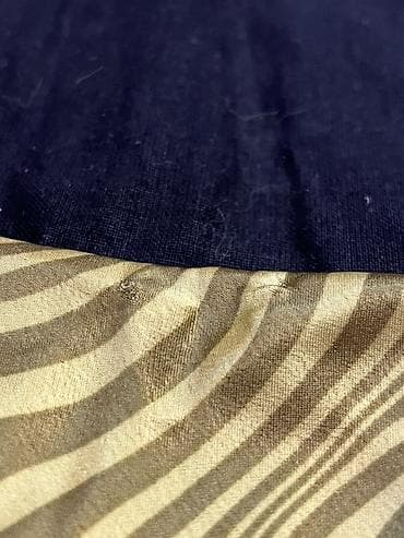 95 bele: Ženska mini slip haljina na tregere sa apstraktnim talasastim printom — 5