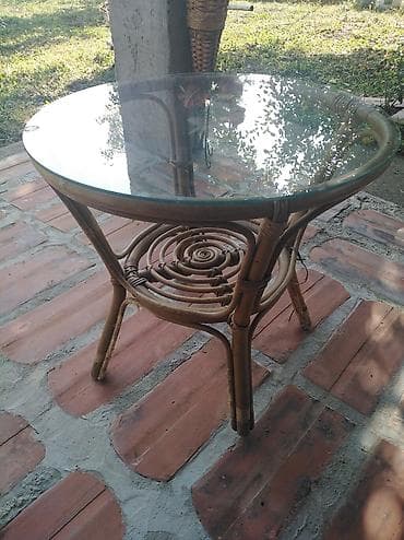 radni sto za devojcice: Sto od bambusa sa staklom. Lepo ocuvan. Precnika 61cm, visina — 4