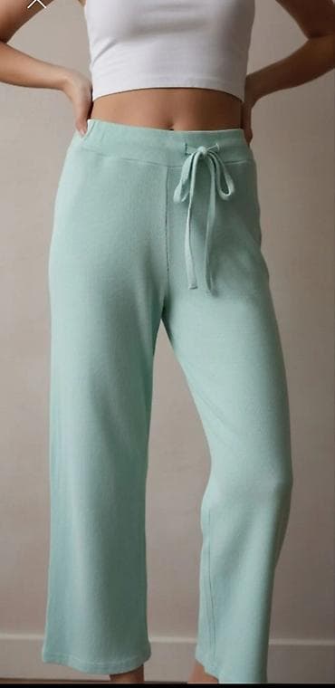 kisne pantalone: Ženske pantalone za opuštanje – mint zelena - Model: široka nogavica — 1