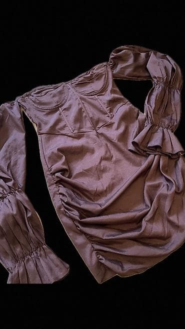 strke: PrettyLittleThing mini haljina, braon satenski sjaj - Model — 2