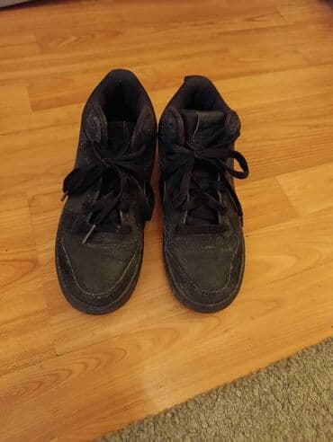 Crne poluduboke patike za svakodnevnu upotrebu - Model