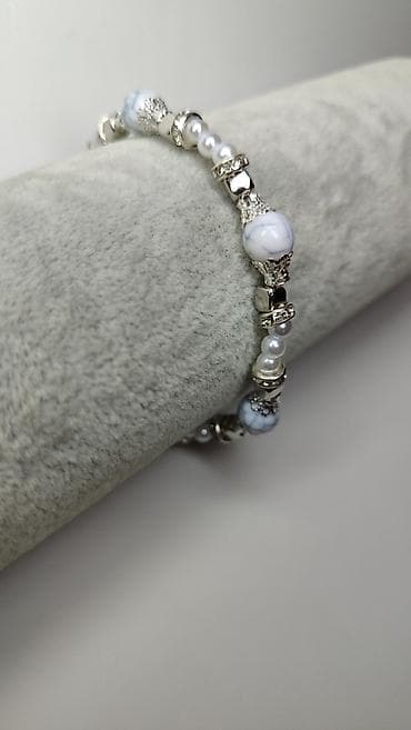 kofer za kvad: Elegantna ženska narukvica sa perlama i metalnim elementima - Dizajn — 2