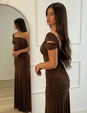 pella bez: Duga elegantna haljina sa drapiranim detaljima. - Model: večernja duga — 2
