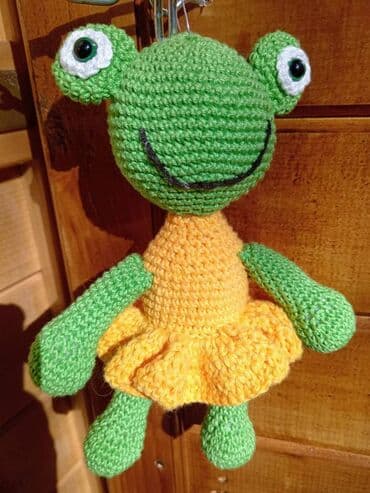 Igračke: Heklana igračka Žaba 🌈 U svet mašte vodi te končić po končić… 🧶💫