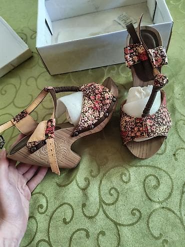 camper sandale: Ženske sandale sa drvenim klinom i floralnim detaljima. - Model — 3