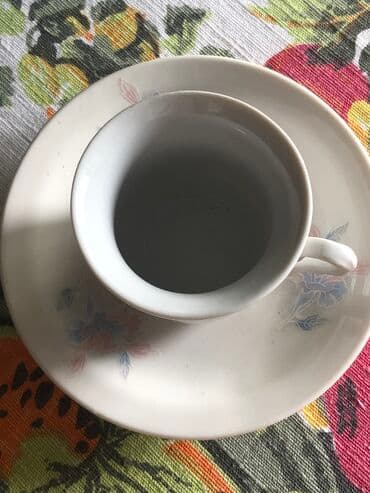 metalac šolje za kafu: Komplet od šest porcelanskih malih šoljica za kafu sa tacnama — 2