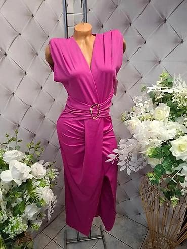 bitsiani odela: Elegantna midi haljina sa preklopom i ukrasnim pojasom - Model: midi — 2