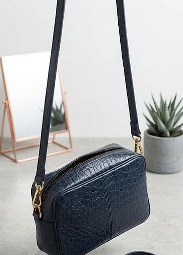 Elegantna crossbody torba od eko kože, tamnoplave boje, sa reljefnim
