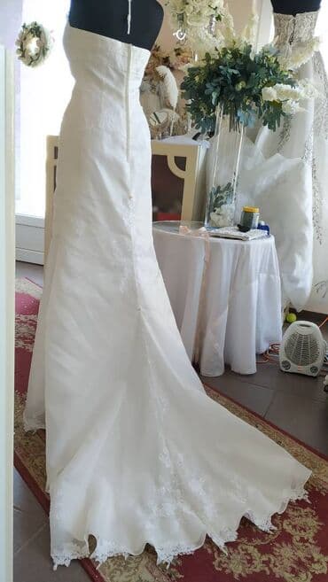 Wedding Clothes: Bela venčanica koja prati liniju tela, sa čipkanom aplikacijom preko — 5